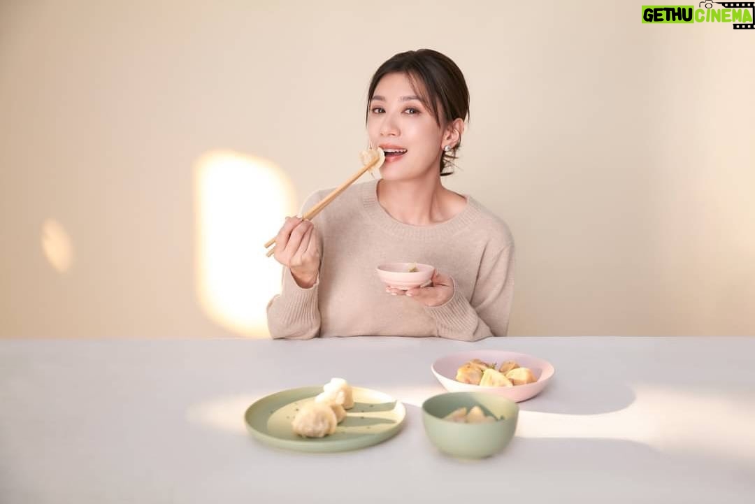 Alyssa Chia Instagram - 從小就愛這一味💕 #翠玉三鮮水餃 澎澎圓潤的水餃麵皮 包覆著清脆的高麗菜、白菜 與一不小心會噴汁的豬肉蝦仁餡 而且要求皮餡緊緊貼合,不能分離! 爸爸的拿手口味果然每一口都吃得到滿滿回憶☺️ 還有我們自創的 #麻辣鴨血冬粉水餃 麻辣豬肉餡的鮮辣,加上Q彈的鴨血和冬粉 光想像就忍不住要流口水了 而且過程不用二次加水、也不必沾醬 簡單起鍋,非常友善忙碌的我們 一人獨享或大份量分享都好方便! @chiaselect.tw #用心創作你的心裡麵