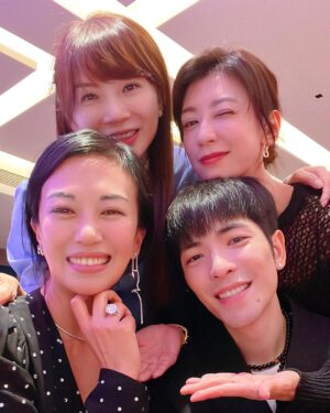 Alyssa Chia Instagram - 生日樂啊🎂年齡不是重點！
幸福已滿溢在我們身邊⋯
這多麼不容易，但又是那麼簡單！
除了感動⋯還是感動⋯
此時此刻 我們被感動到！
我愛你們❤️

#求婚成功
#人生好多驚喜
#幸福
@jam_hsiao0330 
@summer_lin_627 
@lefthere036