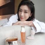 Alyssa Chia Instagram - 讓肌膚保持最佳狀態的秘密武器，就是玫瑰小粉鑽精華，搭配輕質型的高訂玫瑰霜，微涼感效果緊實滋養，清新舒適，能讓肌膚自在的呼吸，非常適合夏天，也讓隨時處在蛋絲的我不感到負擔😍 睡前的保養時光，喜歡按摩的我會搭配石英玫瑰活絡按摩板，高顏質的岡維拉玫瑰造型，除了可以緊緻輪廓，更能好好的舒緩肌膚、活絡循環 現在有這三款高訂玫瑰保養的精心陪伴～🌹 @diorbeauty #DiorBeauty #Diorprestige #高訂玫瑰霜華 #石英玫瑰活絡按摩板 #玫瑰小粉鑽精華