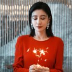 Alyssa Chia Instagram – 今年沒打算過生日🥹
但是還是很謝謝愛我的家人跟貼心的劇組給了我驚喜🥹💕🙏
我很幸福也很知足🙏
修帶著孩子人肉快遞🥹
大女兒的畫
老弟的全家福禮物
一早就讓我在拍戲的現場忍住幸福的淚水收到滿滿的愛意⋯🙏
今年的我收穫滿滿 應該說這幾年的我真的好多經歷是那麼夢幻跟真實⋯
我只有感謝🙏才能更踏實的擁有🙏
一切都是最好的安排！
一切都有背後的美意！
我的願望依然平淡簡單🙏
健康平安快樂🙏
願祝福我的大家珍惜所有的人事物🙏
愛地球珍惜資源不浪費🙏
怎麼願望越許越多😳🫣
希望願望全部實現🙏
#happybirthday 
#平安幸福
#健康快樂