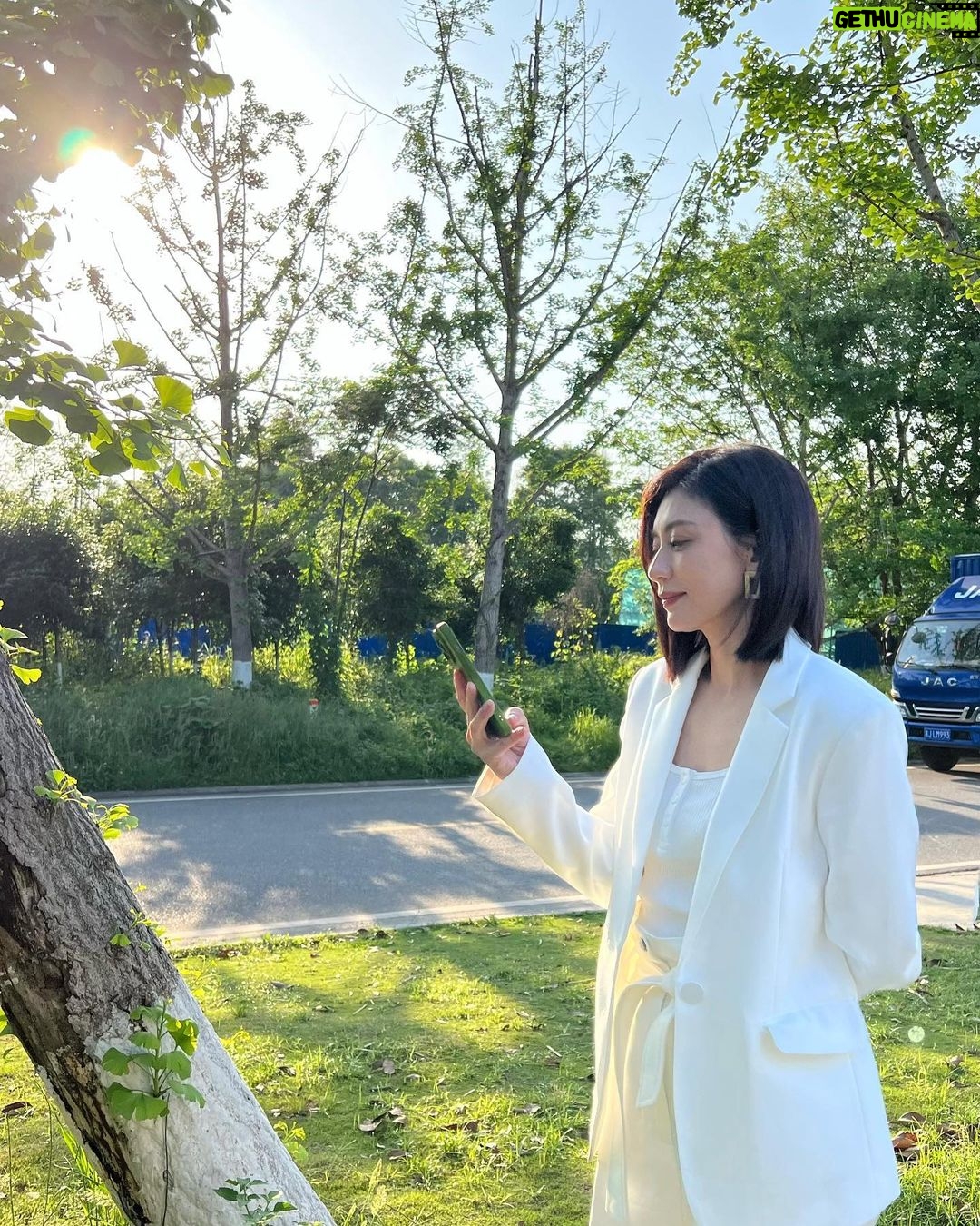 Alyssa Chia Instagram - 昨日與今晨⋯ 優雅與匆忙⋯ 我是誰?我在哪?有點錯亂了🫣🤣 忙碌的開始分分秒秒都超級珍惜💗 繼續努力往前行💪👍