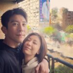 Alyssa Chia Instagram - 有人到了不惑之年了⋯😎 這位先生是我們家很重要的支柱 出門旅行 朋友們都說 可以沒有我 但一定要有他🙄🫣 他的重要性就是如此🤣 我忙碌 他可以1打2的帶小孩去旅行 他可以清冰箱滿足全家人的味蕾 重點🔖還很美味！ 我這些年可以如此幸運跟安心的去做我喜愛的工作都是因為他💗 因為他無限的支持 我才能繼續在我的工作領域發光發亮💗 因為他說～妳值得被大家喜愛跟看見🫣 修先生 生日快樂🎂 40是大壽🎂 給你滿滿的驚喜跟祝福🎂 你最好的禮物就是被全家大小及寵物包圍🤣🤣 這樣的愛是不是很滿足💗 p.s後面的背板是一群老男人的浪漫禮物 真的浪漫又好笑🤣🤣 @lefthere036 #40快樂 #健康平安