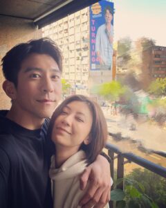 Alyssa Chia Instagram - 有人到了不惑之年了⋯😎 這位先生是我們家很重要的支柱 出門旅行 朋友們都說 可以沒有我 但一定要有他🙄🫣 他的重要性就是如此🤣 我忙碌 他可以1打2的帶小孩去旅行 他可以清冰箱滿足全家人的味蕾 重點🔖還很美味！ 我這些年可以如此幸運跟安心的去做我喜愛的工作都是因為他💗 因為他無限的支持 我才能繼續在我的工作領域發光發亮💗 因為他說～妳值得被大家喜愛跟看見🫣 修先生 生日快樂🎂 40是大壽🎂 給你滿滿的驚喜跟祝福🎂 你最好的禮物就是被全家大小及寵物包圍🤣🤣 這樣的愛是不是很滿足💗 p.s後面的背板是一群老男人的浪漫禮物 真的浪漫又好笑🤣🤣 @lefthere036 #40快樂 #健康平安