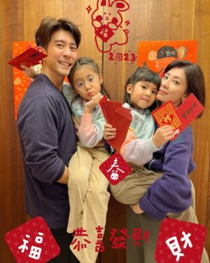 Alyssa Chia Instagram - 初一來跟大家拜年囉！
兔年好運連連🎆🎊
兔年幸福連連💗💗
未來的日子 我們都要好好的！
一起陪伴一整年啦🥰
#2023
#兔年
#新年