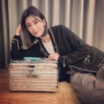 Alyssa Chia Instagram – 謝謝 @tiffanyandco 讓我能在生日前收到『RIMOWA x Tiffany & Co.限量聯名系列珠寶收納箱』🫣
珠寶收納箱不僅有著鑽石般的切面圖騰質感,內部與外觀也採用了經典的Tiffany藍,重新定義了旅行收納箱。
無論居家或出門在外,珍貴的物品都能擁有貼心的守護🫶🏻
#RIMOWAxTiffany @tiffanyandco