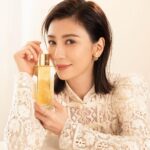 Alyssa Chia Instagram - 最近的好心情來自又亮又澎潤的好膚況💕 迪奧生命之源金萃系列已成為我每日必備! 超開心今年也搶先體驗到每年一推出就搶購一空的「迪奧生命之源奢華金萃2021依肯珍釀版」✨ 好奢華的三段式「滴金保養」，一個月就讓肌膚好亮好澎，每天都好期待看到睡醒的自己☺️   @DiorBeauty #DiorBeauty #DiorlOrdeVie #迪奧生命之源奢華金萃2021依肯珍釀版 @marieclairetw #marieclairetw 團隊： Makeup_ @backstagejimywu Hair_ @chuan518 Fashion_ @dior