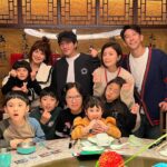 Alyssa Chia Instagram - 老媽70啦💗💗 看到照片覺得⋯ 如果我70 也可以兒孫滿堂陪在身邊 那真的是一種福氣💕 看到老媽笑真的很珍惜🥰 生日快樂🎂 一定要天天健康又快樂🥳 看到照片的鬼臉波妞 一定很快樂🤣🤣🙏 #家有一老如有一寶 #珍惜 #家人 #生日快樂