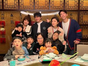 Alyssa Chia Instagram - 老媽70啦💗💗
看到照片覺得⋯
如果我70 
也可以兒孫滿堂陪在身邊
那真的是一種福氣💕
看到老媽笑真的很珍惜🥰
生日快樂🎂 
一定要天天健康又快樂🥳
看到照片的鬼臉波妞
一定很快樂🤣🤣🙏

#家有一老如有一寶 
#珍惜
#家人
#生日快樂