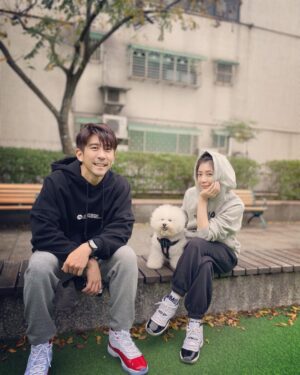 Alyssa Chia Instagram - 2023 1/1 看完了煙火的開年
第一次熬夜的她們還是很有體力的出門玩耍🤣🤣🤣
這就是孩子的能量💪
也是父母的耐力🤣
今年的我們一定會更好💗🎉
我們把祝福的力量傳送出去～～
感受到了嗎？💗
新年快樂🎆
#家人
#祝福
#一切都會更好
#lovefamily
#挑戰