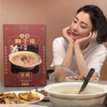 Alyssa Chia Instagram – 好幸福~今年過年餐桌上都會是我愛的 #天津衛 料理😍
除了有元寶 #翠玉三鮮水餃 #麻辣鴨血冬粉水餃 包住福運
還有象徵「團圓」的 #上湯獅子頭煲鍋
https://bit.ly/3FYM1Gp
湯頭一定要講究,用整隻雞下去煨的又濃又香
同時加入雞爪、豬大骨、金華火腿、大白菜
喝下滿滿鮮甜精華真的好療癒~
這次還請了我和衛斯理都很喜歡的老師傅手工捏製獅子頭
(有沒有人跟我們家一樣喜歡吃小顆的~)
肥瘦適中,口感紮實又多汁,很有彈性
再配上QQ的冬粉真的大滿足!
今年過年,來嚐嚐賈家的拿手料理
即日起 @chiaselect.tw 開放預購
加碼贈送保冷袋,好看又好用
接下來,慢慢準備過年囉!
#賈以食日年菜
#用心創作你的心裡麵