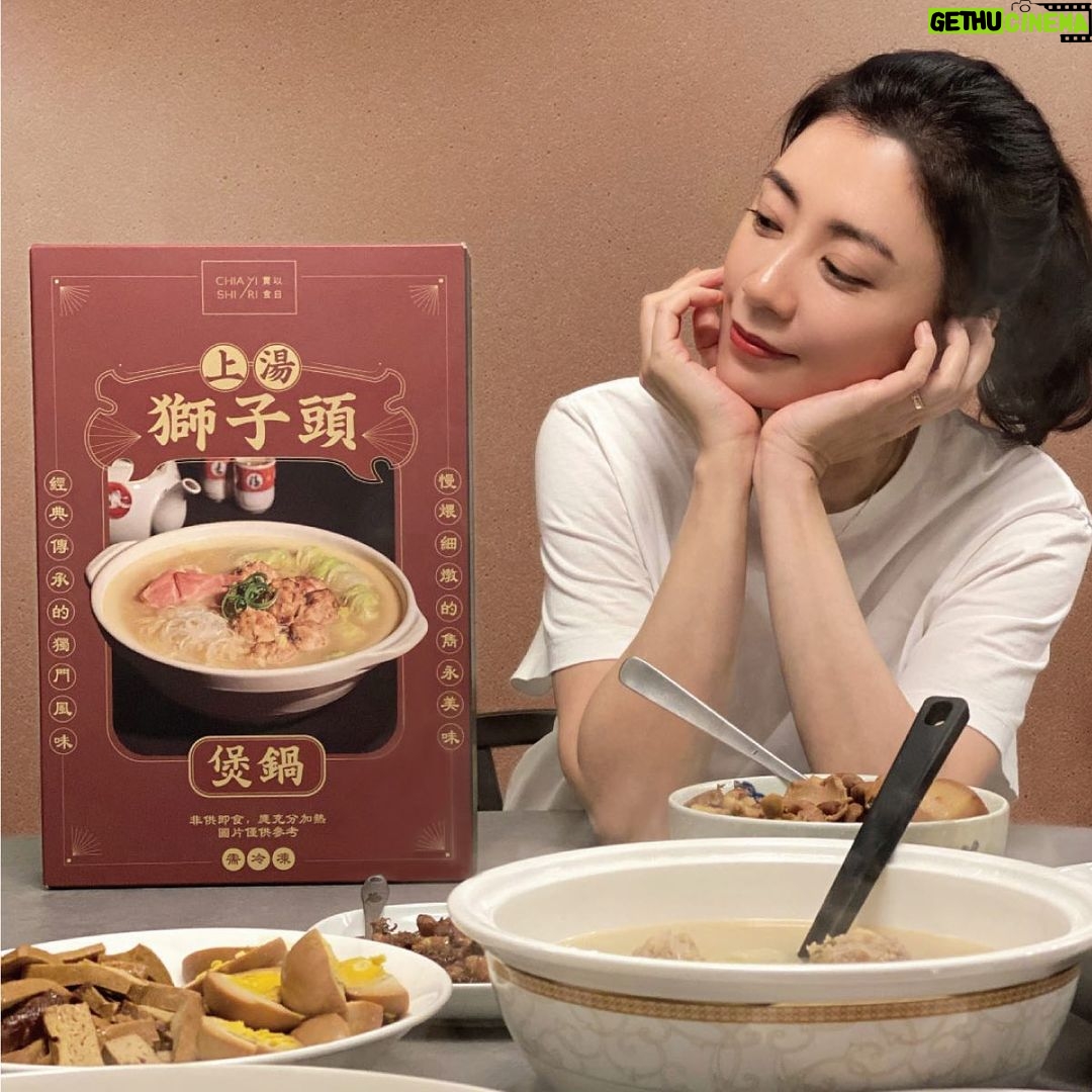 Alyssa Chia Instagram - 好幸福~今年過年餐桌上都會是我愛的 #天津衛 料理😍 除了有元寶 #翠玉三鮮水餃 #麻辣鴨血冬粉水餃 包住福運 還有象徵「團圓」的 #上湯獅子頭煲鍋 https://bit.ly/3FYM1Gp 湯頭一定要講究,用整隻雞下去煨的又濃又香 同時加入雞爪、豬大骨、金華火腿、大白菜 喝下滿滿鮮甜精華真的好療癒~ 這次還請了我和衛斯理都很喜歡的老師傅手工捏製獅子頭 (有沒有人跟我們家一樣喜歡吃小顆的~) 肥瘦適中,口感紮實又多汁,很有彈性 再配上QQ的冬粉真的大滿足! 今年過年,來嚐嚐賈家的拿手料理 即日起 @chiaselect.tw 開放預購 加碼贈送保冷袋,好看又好用 接下來,慢慢準備過年囉! #賈以食日年菜 #用心創作你的心裡麵