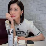 Alyssa Chia Instagram - 長期戶外拍戲、日夜顛倒當空中飛人，肌膚難免抗議 為了維持肌膚的明亮好氣色，抗老+美白必須雙管齊下 還要能舒緩敏弱膚況 這麼多需求，只有「迪奧精萃再生光燦淨白系列」可以完全滿足我✨ 它讓我的肌膚重拾健康緊緻、膚色更加均勻無瑕，由內而外綻放淨白玫瑰光!✨ 這是我最喜歡的狀態💕 我近期的淨白保養步驟，就從水感煥膚的「淨白精華露」開始，並搭配「淨白精華」 幫肌膚修護滋養，同時淡化斑點瑕疵，輕鬆養出滿滿淨白光芒 ! 最後的乳霜步驟，早上我會使用「淨白玫瑰霜」加強淨白滋養，讓肌膚又澎又亮! 晚上肌膚修護黃金期，我則使用「午夜玫瑰霜」來倍效夜間修護力 讓肌膚宛如一夜擁抱雙倍睡眠般，隔天再次煥發動人光采💕 大家快跟著我的步驟，一起幫肌膚養成淨白玫瑰光吧! @diorbeauty #DiorSkincare#DiorPrestige @dior