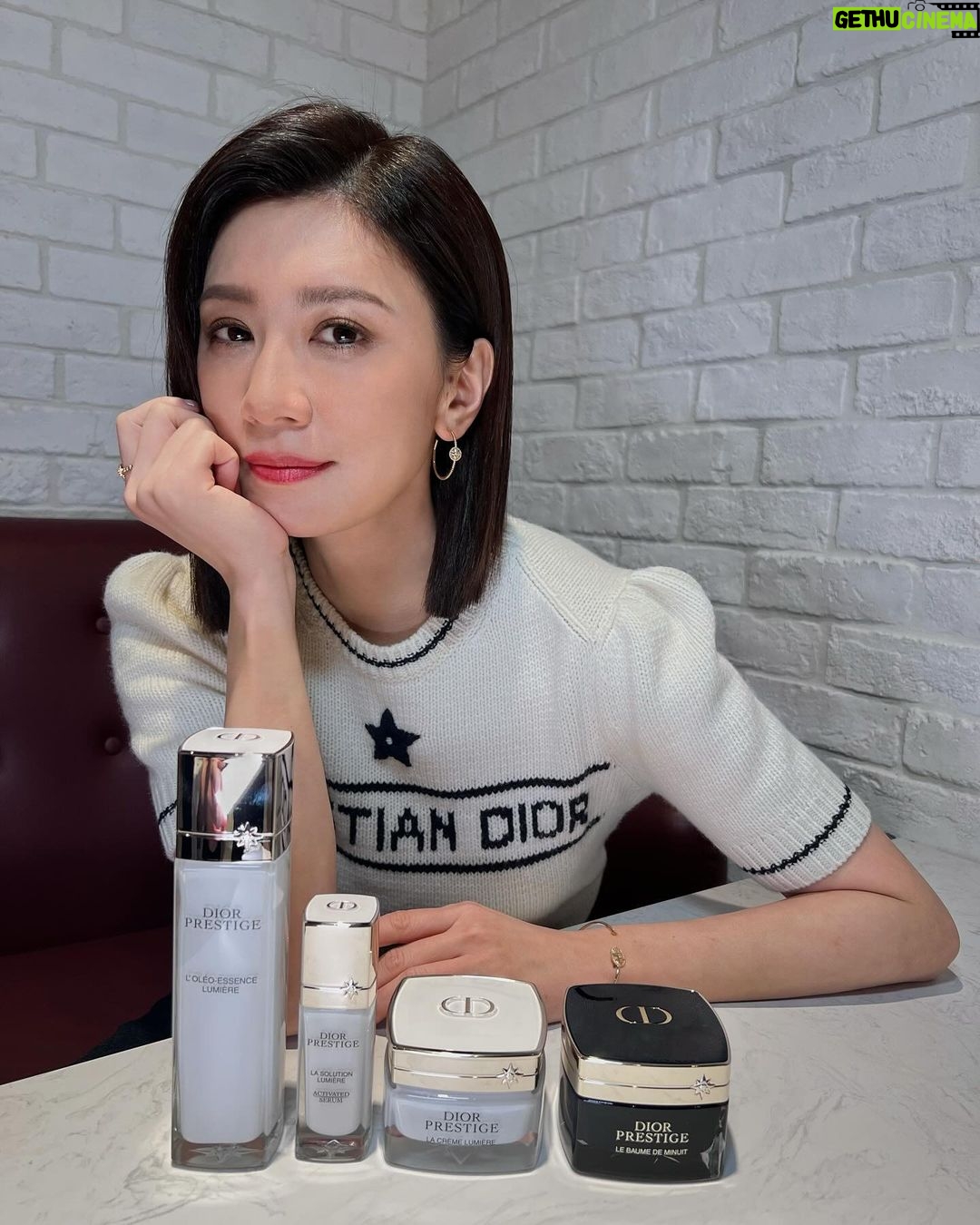 Alyssa Chia Instagram - 長期戶外拍戲、日夜顛倒當空中飛人,肌膚難免抗議 為了維持肌膚的明亮好氣色,抗老+美白必須雙管齊下 還要能舒緩敏弱膚況 這麼多需求,只有「迪奧精萃再生光燦淨白系列」可以完全滿足我✨ 它讓我的肌膚重拾健康緊緻、膚色更加均勻無瑕,由內而外綻放淨白玫瑰光!✨ 這是我最喜歡的狀態💕 我近期的淨白保養步驟,就從水感煥膚的「淨白精華露」開始,並搭配「淨白精華」 幫肌膚修護滋養,同時淡化斑點瑕疵,輕鬆養出滿滿淨白光芒 ! 最後的乳霜步驟,早上我會使用「淨白玫瑰霜」加強淨白滋養,讓肌膚又澎又亮! 晚上肌膚修護黃金期,我則使用「午夜玫瑰霜」來倍效夜間修護力 讓肌膚宛如一夜擁抱雙倍睡眠般,隔天再次煥發動人光采💕 大家快跟著我的步驟,一起幫肌膚養成淨白玫瑰光吧! @diorbeauty #DiorSkincare#DiorPrestige @dior