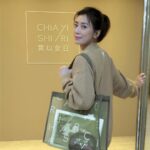 Alyssa Chia Instagram – 揹起新包包出門開會去
@chiaselect.tw 

#好喜歡新顏色
#賈以食日品牌提袋 #官網限定