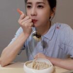 Alyssa Chia Instagram – 想念爸爸也好懷念以前家裡天津衛小館的麵食
除了家常拌麵和湯麵,我們家還有好吃的水餃
想著想著,賈以食日又有求必應把它變出來了
https://bit.ly/3ycFPGa
#翠玉三鮮 是爸爸的拿手招牌
嗯~肉鮮、菜鮮、海鮮完美的融合,比例很剛好
是從小吃到大的味道沒錯!連賈媽媽都認証👍
另一個口味很出乎意料
竟然把 @chiaselect.tw 的 #麻辣鴨血冬粉 包進了水餃裡!
麻辣味很夠而且一口咬下很豐富有多種口感
麵皮也夠彈牙,放冷了更Q好好吃
小小的一顆餃子卻有著滿滿的回憶和想念
對了!這次我和我“親愛的弟弟”@wes69chia 一起合拍了影片
真實呈現他從小是怎麼對我的!快幫我評評理 😤
完整版影片搜尋🔎賈以食日Youtube
#賈以食日全新冷凍系列
#翠玉三鮮水餃
#麻辣鴨血冬粉水餃
#用心創作你的心裡麵