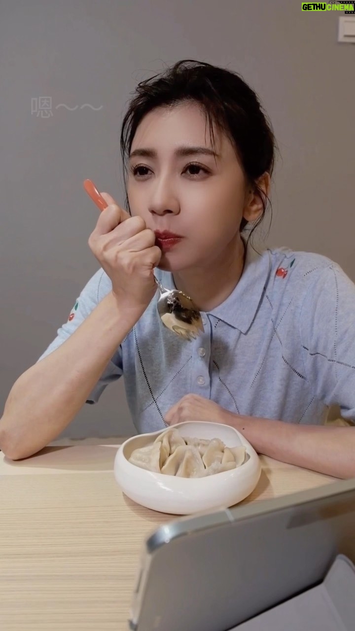 Alyssa Chia Instagram - 想念爸爸也好懷念以前家裡天津衛小館的麵食 除了家常拌麵和湯麵,我們家還有好吃的水餃 想著想著,賈以食日又有求必應把它變出來了 https://bit.ly/3ycFPGa #翠玉三鮮 是爸爸的拿手招牌 嗯~肉鮮、菜鮮、海鮮完美的融合,比例很剛好 是從小吃到大的味道沒錯!連賈媽媽都認証👍 另一個口味很出乎意料 竟然把 @chiaselect.tw 的 #麻辣鴨血冬粉 包進了水餃裡! 麻辣味很夠而且一口咬下很豐富有多種口感 麵皮也夠彈牙,放冷了更Q好好吃 小小的一顆餃子卻有著滿滿的回憶和想念 對了!這次我和我“親愛的弟弟”@wes69chia 一起合拍了影片 真實呈現他從小是怎麼對我的!快幫我評評理 😤 完整版影片搜尋🔎賈以食日Youtube #賈以食日全新冷凍系列 #翠玉三鮮水餃 #麻辣鴨血冬粉水餃 #用心創作你的心裡麵