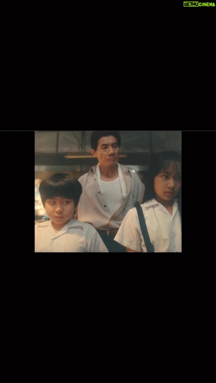 Alyssa Chia Instagram - 有一種思念 叫做「味道」 80年代的台北街頭 矗立在車水馬龍的敦化南路巷子裡有間「天津衛小館」 還有一群調皮搗蛋的小鬼 附近店家聞聲不見其人就知道那是 #賈家的孩子 我們從小在餐廳長大,每天穿梭於廚房和排隊的人潮中 回想當時是沒有網路的封閉時代 都是靠熟客的口耳相傳讓我們家的館子在台北小有名氣 媽媽負責大菜掌廚、爸爸專攻麵食 店裡的招牌水餃好吃到還出名上了報 許多當紅的港台名人都指定來我們家用餐 總是在餐廳玩耍的我們,不僅幫不太上忙,好像也沒特別學到些什麼 不過在耳濡目染之下,長大的我們卻對「吃」有著特殊的情懷 就在今年 @chiaselect.tw成立的四週年 把我們在餐廳的故事拍出來與你們分享 影片穿越回小時候 那些在心裡對爸爸的回憶,就像昨日般的歷歷在目 這也是我們想幫老爸圓的夢 透過 #賈以食日 也透過 #賈家的餃子 來品嚐一種屬於思念的味道 #賈以食日全新冷凍系列 #賈以食日水餃10月5號開賣 #那些說不出口的話都藏在你的心裡麵