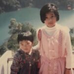 Alyssa Chia Instagram – 最近翻到張小時候的合照,突然覺得時間真的過得好快,一晃眼我跟老弟已各自有了自己的家庭🫣
記得小時候他就像一個跟屁蟲一樣老愛黏著我,因為差6歲我就像他的小媽媽一樣,會比較「嚴厲」的方式管他及愛他😁(才是不是他說的霸凌呢😤)
老弟總是調皮又愛生氣,特別喜歡捉弄我(請我吃牙齒會變色的糖果,叫我摸有電的筆、會夾手指的口香糖⋯等等)他每次調皮完一定會被我爸媽修理(看照片中他的表情肯定是剛被罵完😜)
小時候的打打鬧鬧是日常!
沒有想到長大後的我們竟然變成事業上的夥伴一起創造了 @chiaselect.tw !
現在想想,或許他小時候天馬行空的調皮個性變成了他現在工作上的創造力!
產品的開發或包裝都有他獨特的見解與想法,而我對他嚴格的個性也變成現在我對工作細節上的堅持(無論品牌或戲劇都是)
當然還有加上我的美貌,才能成為賈以食日的精神領袖對吧🤪
做品牌這條路真的很辛苦🙏但我始終相信會有成大器的一天!
老弟我們繼續堅持努力下去吧💪🏻
@wes69chia