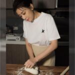Alyssa Chia Instagram – 從小就在麵團中打混
結果混出了對麵食的喜愛與執著
彈性與口感更是老爸的堅持
握著桿麵棍的我應該是有著老爸的靈魂
我愛這勁到十足的麵皮
你們呢？