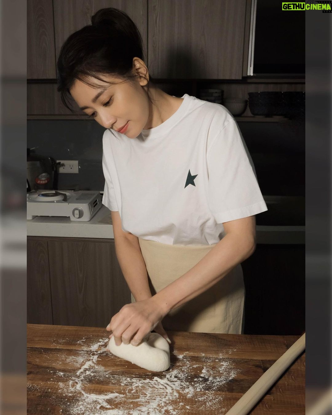 Alyssa Chia Instagram - 從小就在麵團中打混 結果混出了對麵食的喜愛與執著 彈性與口感更是老爸的堅持 握著桿麵棍的我應該是有著老爸的靈魂 我愛這勁到十足的麵皮 你們呢?