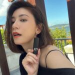 Alyssa Chia Instagram – 開學後的心情像花一樣美麗
看看海吹吹風… 帶上 #DIOR超完美持久唇膏💄
時尚的霧面感 能輕鬆擁有好氣色
休閒和美麗都不能少💖
@DiorBeauty #FOREVERROUGE #霧黑管