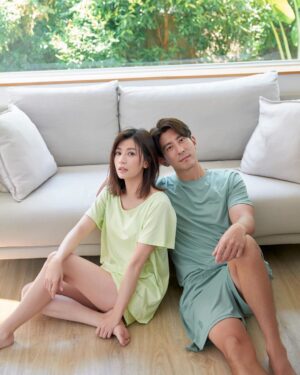 Alyssa Chia Instagram - 家，對我來說是溫暖的避風港。

生活總有緊繃的時刻，回到家後換上
ONE BOY 飛航模式CBD速眠衣🛩
穿上它，就像是開啟了屬於你的飛航模式
讓你可以好好的靜下心來，拋開焦慮
在家裡與自己最愛的人一起安心入眠😴

#ONEBOY速眠衣
#開啟屬於你的飛航模式
@oneboylife