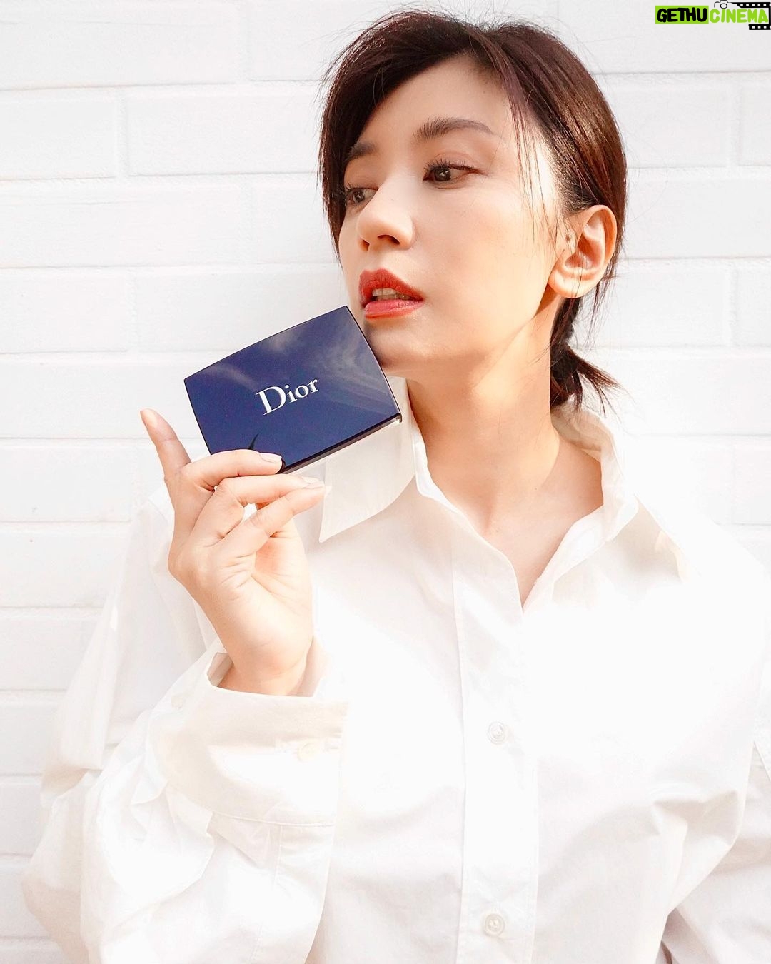 Alyssa Chia Instagram - 今年夏天實在太熱了…. 我有補妝秘密武器😎 #DIOR超完美輕透霧粉餅 面對大太陽也可以美美的出遊🥰 @DiorBeauty #DiorForever #超完美底妝家族 #底妝神助手