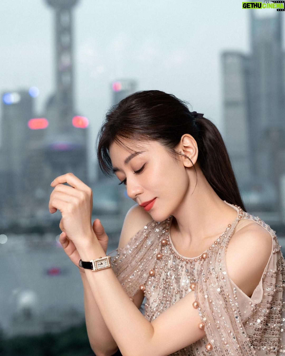 Alyssa Chia Instagram - 很榮幸出席THE REVERSO 水幕音樂秀~在 #上海電影節# 探索光影,捕捉影像瞬間✨