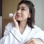 Alyssa Chia Instagram - 讓肌膚保持最佳狀態的秘密武器，就是玫瑰小粉鑽精華，搭配輕質型的高訂玫瑰霜，微涼感效果緊實滋養，清新舒適，能讓肌膚自在的呼吸，非常適合夏天，也讓隨時處在蛋絲的我不感到負擔😍 睡前的保養時光，喜歡按摩的我會搭配石英玫瑰活絡按摩板，高顏質的岡維拉玫瑰造型，除了可以緊緻輪廓，更能好好的舒緩肌膚、活絡循環 現在有這三款高訂玫瑰保養的精心陪伴～🌹 @diorbeauty #DiorBeauty #Diorprestige #高訂玫瑰霜華 #石英玫瑰活絡按摩板 #玫瑰小粉鑽精華