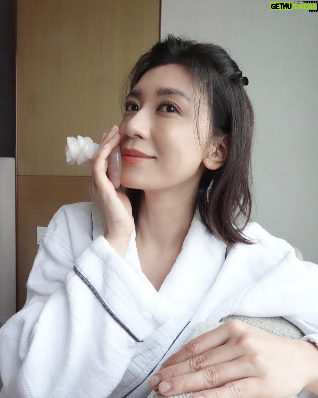 Alyssa Chia Instagram - 讓肌膚保持最佳狀態的秘密武器,就是玫瑰小粉鑽精華,搭配輕質型的高訂玫瑰霜,微涼感效果緊實滋養,清新舒適,能讓肌膚自在的呼吸,非常適合夏天,也讓隨時處在蛋絲的我不感到負擔😍 睡前的保養時光,喜歡按摩的我會搭配石英玫瑰活絡按摩板,高顏質的岡維拉玫瑰造型,除了可以緊緻輪廓,更能好好的舒緩肌膚、活絡循環 現在有這三款高訂玫瑰保養的精心陪伴~🌹 @diorbeauty #DiorBeauty #Diorprestige #高訂玫瑰霜華 #石英玫瑰活絡按摩板 #玫瑰小粉鑽精華