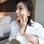 Alyssa Chia Instagram - 讓肌膚保持最佳狀態的秘密武器，就是玫瑰小粉鑽精華，搭配輕質型的高訂玫瑰霜，微涼感效果緊實滋養，清新舒適，能讓肌膚自在的呼吸，非常適合夏天，也讓隨時處在蛋絲的我不感到負擔😍 睡前的保養時光，喜歡按摩的我會搭配石英玫瑰活絡按摩板，高顏質的岡維拉玫瑰造型，除了可以緊緻輪廓，更能好好的舒緩肌膚、活絡循環 現在有這三款高訂玫瑰保養的精心陪伴～🌹 @diorbeauty #DiorBeauty #Diorprestige #高訂玫瑰霜華 #石英玫瑰活絡按摩板 #玫瑰小粉鑽精華