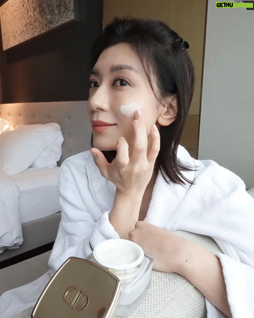 Alyssa Chia Instagram - 讓肌膚保持最佳狀態的秘密武器,就是玫瑰小粉鑽精華,搭配輕質型的高訂玫瑰霜,微涼感效果緊實滋養,清新舒適,能讓肌膚自在的呼吸,非常適合夏天,也讓隨時處在蛋絲的我不感到負擔😍 睡前的保養時光,喜歡按摩的我會搭配石英玫瑰活絡按摩板,高顏質的岡維拉玫瑰造型,除了可以緊緻輪廓,更能好好的舒緩肌膚、活絡循環 現在有這三款高訂玫瑰保養的精心陪伴~🌹 @diorbeauty #DiorBeauty #Diorprestige #高訂玫瑰霜華 #石英玫瑰活絡按摩板 #玫瑰小粉鑽精華