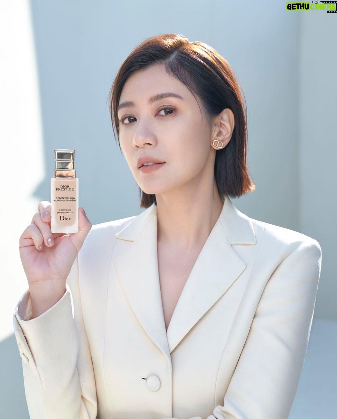 Alyssa Chia Instagram - 很開心今年能與迪奧再次攜手🥰 成為保養大使,分享我的高訂保養哲學,也因此更認識迪奧對於頂級淨白保養成分的執著與用心💗 全新的#高訂淨白霜,可說是迪奧頂級保養的代表作,讓我的肌膚逆齡+淨白一次攻頂,使用一個月,肌膚看起來更加無瑕透亮,輪廓線也更緊實完美。 我會搭配同系列的精華、修護乳,還有全新煥白隔離霜,以#早乳晚霜隔離續航 保養儀式,為肌膚奢養淨白玫瑰光。 @DiorBeauty#DiorBeauty#DiorPrestige#高訂淨白霜 @dior Makeup_ @clairechengmakeup @21caratmakeup @backstagejimywu Hair_ @chuan518 Fashion_ @Dior photographer_ @icura2000 @yuweiphotography