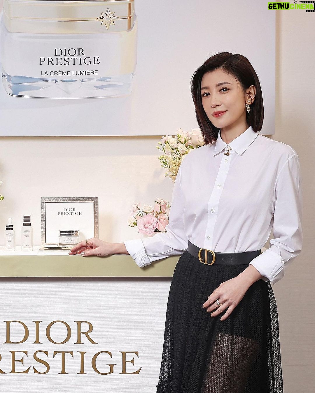 Alyssa Chia Instagram - 很開心今年能與迪奧再次攜手🥰 成為保養大使,分享我的高訂保養哲學,也因此更認識迪奧對於頂級淨白保養成分的執著與用心💗 全新的#高訂淨白霜,可說是迪奧頂級保養的代表作,讓我的肌膚逆齡+淨白一次攻頂,使用一個月,肌膚看起來更加無瑕透亮,輪廓線也更緊實完美。 我會搭配同系列的精華、修護乳,還有全新煥白隔離霜,以#早乳晚霜隔離續航 保養儀式,為肌膚奢養淨白玫瑰光。 @DiorBeauty#DiorBeauty#DiorPrestige#高訂淨白霜 @dior Makeup_ @clairechengmakeup @21caratmakeup @backstagejimywu Hair_ @chuan518 Fashion_ @Dior photographer_ @icura2000 @yuweiphotography