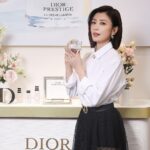 Alyssa Chia Instagram - 很開心今年能與迪奧再次攜手🥰 成為保養大使，分享我的高訂保養哲學，也因此更認識迪奧對於頂級淨白保養成分的執著與用心💗 全新的#高訂淨白霜，可說是迪奧頂級保養的代表作，讓我的肌膚逆齡+淨白一次攻頂，使用一個月，肌膚看起來更加無瑕透亮，輪廓線也更緊實完美。 我會搭配同系列的精華、修護乳，還有全新煥白隔離霜，以#早乳晚霜隔離續航 保養儀式，為肌膚奢養淨白玫瑰光。 @DiorBeauty#DiorBeauty#DiorPrestige#高訂淨白霜 @dior Makeup_ @clairechengmakeup @21caratmakeup @backstagejimywu Hair_ @chuan518 Fashion_ @Dior photographer_ @icura2000 @yuweiphotography