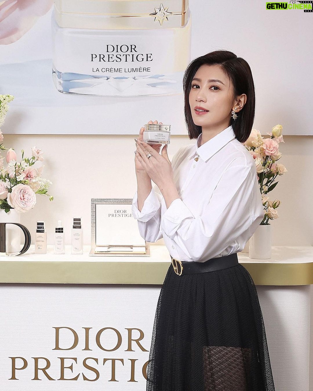 Alyssa Chia Instagram - 很開心今年能與迪奧再次攜手🥰 成為保養大使,分享我的高訂保養哲學,也因此更認識迪奧對於頂級淨白保養成分的執著與用心💗 全新的#高訂淨白霜,可說是迪奧頂級保養的代表作,讓我的肌膚逆齡+淨白一次攻頂,使用一個月,肌膚看起來更加無瑕透亮,輪廓線也更緊實完美。 我會搭配同系列的精華、修護乳,還有全新煥白隔離霜,以#早乳晚霜隔離續航 保養儀式,為肌膚奢養淨白玫瑰光。 @DiorBeauty#DiorBeauty#DiorPrestige#高訂淨白霜 @dior Makeup_ @clairechengmakeup @21caratmakeup @backstagejimywu Hair_ @chuan518 Fashion_ @Dior photographer_ @icura2000 @yuweiphotography