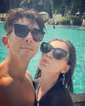 Alyssa Chia Instagram - 有人到了不惑之年了⋯😎
這位先生是我們家很重要的支柱
出門旅行 朋友們都說 可以沒有我
但一定要有他🙄🫣
他的重要性就是如此🤣
我忙碌 他可以1打2的帶小孩去旅行
他可以清冰箱滿足全家人的味蕾
重點🔖還很美味！
我這些年可以如此幸運跟安心的去做我喜愛的工作都是因為他💗
因為他無限的支持 我才能繼續在我的工作領域發光發亮💗
因為他說～妳值得被大家喜愛跟看見🫣
修先生 生日快樂🎂
40是大壽🎂
給你滿滿的驚喜跟祝福🎂
你最好的禮物就是被全家大小及寵物包圍🤣🤣
這樣的愛是不是很滿足💗

p.s後面的背板是一群老男人的浪漫禮物
真的浪漫又好笑🤣🤣

@lefthere036 
#40快樂
#健康平安