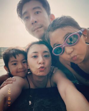 Alyssa Chia Instagram - 有人到了不惑之年了⋯😎
這位先生是我們家很重要的支柱
出門旅行 朋友們都說 可以沒有我
但一定要有他🙄🫣
他的重要性就是如此🤣
我忙碌 他可以1打2的帶小孩去旅行
他可以清冰箱滿足全家人的味蕾
重點🔖還很美味！
我這些年可以如此幸運跟安心的去做我喜愛的工作都是因為他💗
因為他無限的支持 我才能繼續在我的工作領域發光發亮💗
因為他說～妳值得被大家喜愛跟看見🫣
修先生 生日快樂🎂
40是大壽🎂
給你滿滿的驚喜跟祝福🎂
你最好的禮物就是被全家大小及寵物包圍🤣🤣
這樣的愛是不是很滿足💗

p.s後面的背板是一群老男人的浪漫禮物
真的浪漫又好笑🤣🤣

@lefthere036 
#40快樂
#健康平安