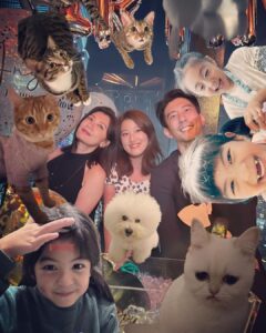 Alyssa Chia Instagram - 有人到了不惑之年了⋯😎 這位先生是我們家很重要的支柱 出門旅行 朋友們都說 可以沒有我 但一定要有他🙄🫣 他的重要性就是如此🤣 我忙碌 他可以1打2的帶小孩去旅行 他可以清冰箱滿足全家人的味蕾 重點🔖還很美味！ 我這些年可以如此幸運跟安心的去做我喜愛的工作都是因為他💗 因為他無限的支持 我才能繼續在我的工作領域發光發亮💗 因為他說～妳值得被大家喜愛跟看見🫣 修先生 生日快樂🎂 40是大壽🎂 給你滿滿的驚喜跟祝福🎂 你最好的禮物就是被全家大小及寵物包圍🤣🤣 這樣的愛是不是很滿足💗 p.s後面的背板是一群老男人的浪漫禮物 真的浪漫又好笑🤣🤣 @lefthere036 #40快樂 #健康平安