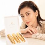 Alyssa Chia Instagram - 最近的好心情來自又亮又澎潤的好膚況💕 迪奧生命之源金萃系列已成為我每日必備! 超開心今年也搶先體驗到每年一推出就搶購一空的「迪奧生命之源奢華金萃2021依肯珍釀版」✨ 好奢華的三段式「滴金保養」，一個月就讓肌膚好亮好澎，每天都好期待看到睡醒的自己☺️   @DiorBeauty #DiorBeauty #DiorlOrdeVie #迪奧生命之源奢華金萃2021依肯珍釀版 @marieclairetw #marieclairetw 團隊： Makeup_ @backstagejimywu Hair_ @chuan518 Fashion_ @dior