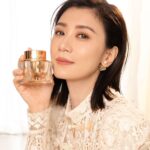 Alyssa Chia Instagram - 最近的好心情來自又亮又澎潤的好膚況💕 迪奧生命之源金萃系列已成為我每日必備! 超開心今年也搶先體驗到每年一推出就搶購一空的「迪奧生命之源奢華金萃2021依肯珍釀版」✨ 好奢華的三段式「滴金保養」，一個月就讓肌膚好亮好澎，每天都好期待看到睡醒的自己☺️   @DiorBeauty #DiorBeauty #DiorlOrdeVie #迪奧生命之源奢華金萃2021依肯珍釀版 @marieclairetw #marieclairetw 團隊： Makeup_ @backstagejimywu Hair_ @chuan518 Fashion_ @dior