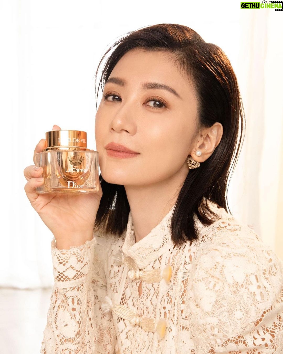 Alyssa Chia Instagram - 最近的好心情來自又亮又澎潤的好膚況💕 迪奧生命之源金萃系列已成為我每日必備! 超開心今年也搶先體驗到每年一推出就搶購一空的「迪奧生命之源奢華金萃2021依肯珍釀版」✨ 好奢華的三段式「滴金保養」,一個月就讓肌膚好亮好澎,每天都好期待看到睡醒的自己☺️ @DiorBeauty #DiorBeauty #DiorlOrdeVie #迪奧生命之源奢華金萃2021依肯珍釀版 @marieclairetw #marieclairetw 團隊: Makeup_ @backstagejimywu Hair_ @chuan518 Fashion_ @dior