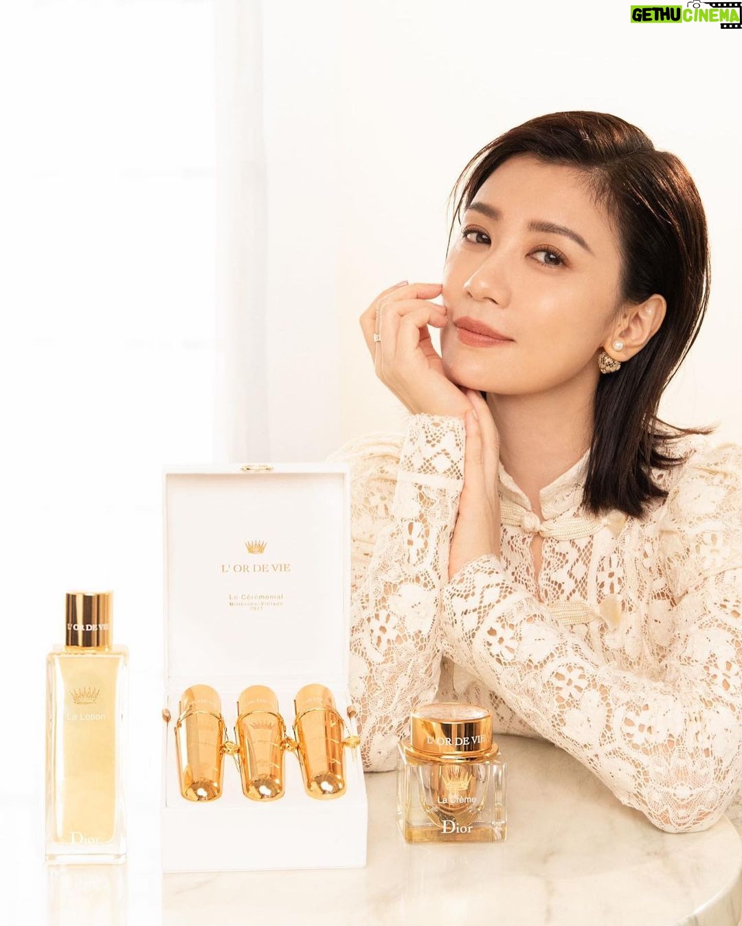 Alyssa Chia Instagram - 最近的好心情來自又亮又澎潤的好膚況💕 迪奧生命之源金萃系列已成為我每日必備! 超開心今年也搶先體驗到每年一推出就搶購一空的「迪奧生命之源奢華金萃2021依肯珍釀版」✨ 好奢華的三段式「滴金保養」,一個月就讓肌膚好亮好澎,每天都好期待看到睡醒的自己☺️ @DiorBeauty #DiorBeauty #DiorlOrdeVie #迪奧生命之源奢華金萃2021依肯珍釀版 @marieclairetw #marieclairetw 團隊: Makeup_ @backstagejimywu Hair_ @chuan518 Fashion_ @dior