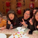 Alyssa Chia Instagram - 老媽70啦💗💗 看到照片覺得⋯ 如果我70 也可以兒孫滿堂陪在身邊 那真的是一種福氣💕 看到老媽笑真的很珍惜🥰 生日快樂🎂 一定要天天健康又快樂🥳 看到照片的鬼臉波妞 一定很快樂🤣🤣🙏 #家有一老如有一寶 #珍惜 #家人 #生日快樂