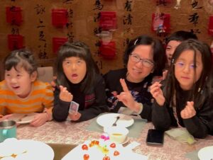 Alyssa Chia Instagram - 老媽70啦💗💗
看到照片覺得⋯
如果我70 
也可以兒孫滿堂陪在身邊
那真的是一種福氣💕
看到老媽笑真的很珍惜🥰
生日快樂🎂 
一定要天天健康又快樂🥳
看到照片的鬼臉波妞
一定很快樂🤣🤣🙏

#家有一老如有一寶 
#珍惜
#家人
#生日快樂