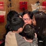 Alyssa Chia Instagram - 老媽70啦💗💗 看到照片覺得⋯ 如果我70 也可以兒孫滿堂陪在身邊 那真的是一種福氣💕 看到老媽笑真的很珍惜🥰 生日快樂🎂 一定要天天健康又快樂🥳 看到照片的鬼臉波妞 一定很快樂🤣🤣🙏 #家有一老如有一寶 #珍惜 #家人 #生日快樂