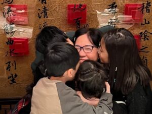 Alyssa Chia Instagram - 老媽70啦💗💗
看到照片覺得⋯
如果我70 
也可以兒孫滿堂陪在身邊
那真的是一種福氣💕
看到老媽笑真的很珍惜🥰
生日快樂🎂 
一定要天天健康又快樂🥳
看到照片的鬼臉波妞
一定很快樂🤣🤣🙏

#家有一老如有一寶 
#珍惜
#家人
#生日快樂