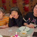 Alyssa Chia Instagram - 老媽70啦💗💗 看到照片覺得⋯ 如果我70 也可以兒孫滿堂陪在身邊 那真的是一種福氣💕 看到老媽笑真的很珍惜🥰 生日快樂🎂 一定要天天健康又快樂🥳 看到照片的鬼臉波妞 一定很快樂🤣🤣🙏 #家有一老如有一寶 #珍惜 #家人 #生日快樂