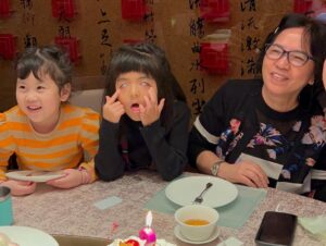 Alyssa Chia Instagram - 老媽70啦💗💗
看到照片覺得⋯
如果我70 
也可以兒孫滿堂陪在身邊
那真的是一種福氣💕
看到老媽笑真的很珍惜🥰
生日快樂🎂 
一定要天天健康又快樂🥳
看到照片的鬼臉波妞
一定很快樂🤣🤣🙏

#家有一老如有一寶 
#珍惜
#家人
#生日快樂
