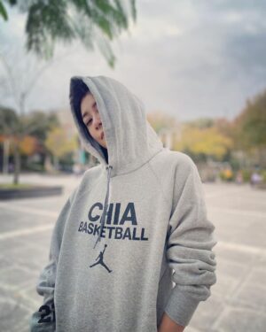 Alyssa Chia Instagram - 2023 1/1 看完了煙火的開年
第一次熬夜的她們還是很有體力的出門玩耍🤣🤣🤣
這就是孩子的能量💪
也是父母的耐力🤣
今年的我們一定會更好💗🎉
我們把祝福的力量傳送出去～～
感受到了嗎？💗
新年快樂🎆
#家人
#祝福
#一切都會更好
#lovefamily
#挑戰